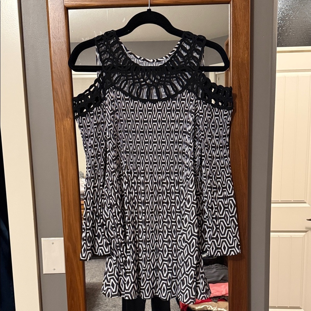 Black and White Geometric Women's Top